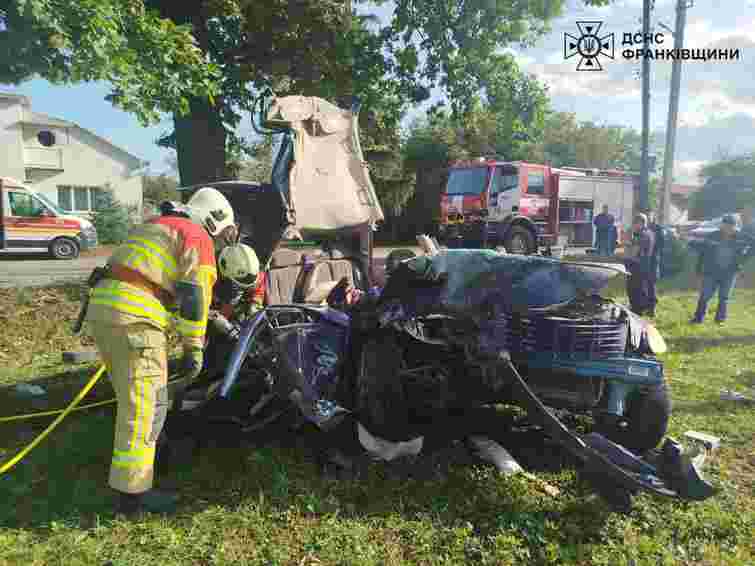 На Прикарпатті рятувальники витягнули з палаючого Chrysler тіла двох людей