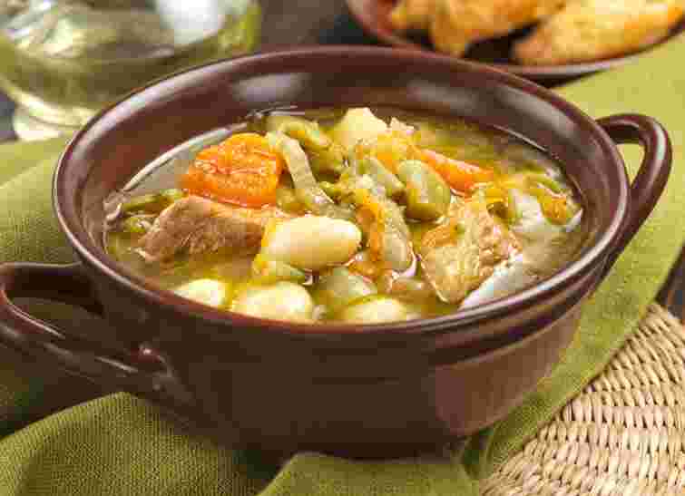 Поживний суп з білої квасолі. Рецепт дня