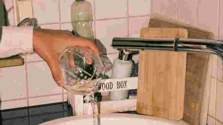 Жодних плям і розводів: як правильно мити келихи, щоб вони сяяли