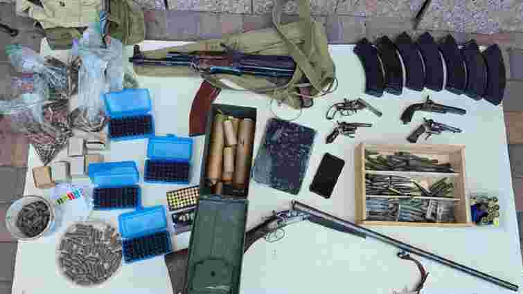 Мешканця Житомирщини викрили на продажі зброї у Пустомитах