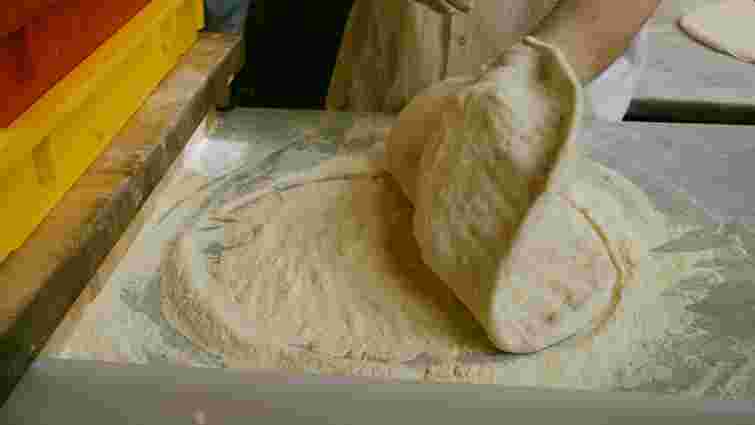 Чому тісто для піци липне до рук: корисні поради, як це швидко виправити
