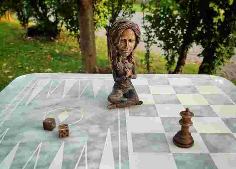 В Ужгороді відкрили мініскульптуру унікальній гросмейстерці