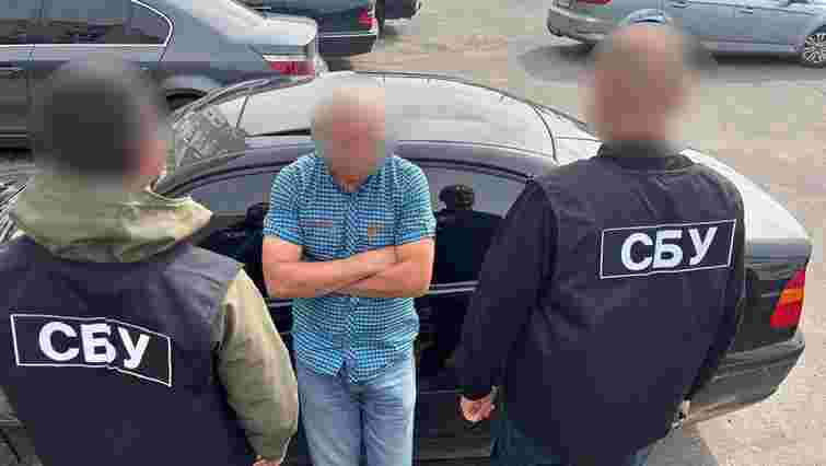 На Тернопільщині директор коледжу влаштовував на навчання за хабар