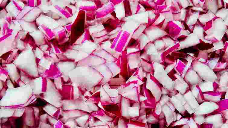 Як найкраще додавати цибулю у фарш, щоб котлети вийшли соковитими