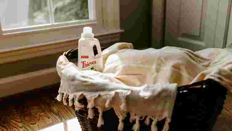 Зіпсуєте одяг: які плями ніколи не можна прати гарячою водою