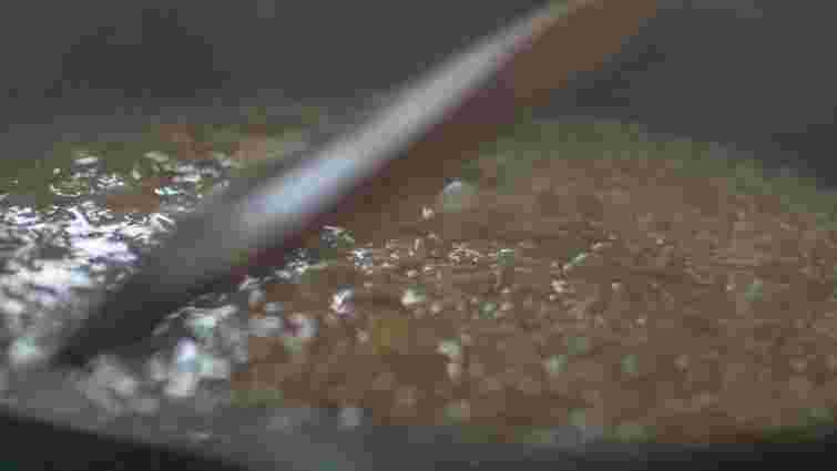 Чи потрібно помішувати рис під час варіння: секрети приготування