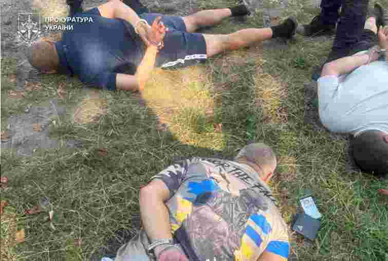 На Хмельниччині четверо рецидивістів звʼязали та пограбували пенсіонера