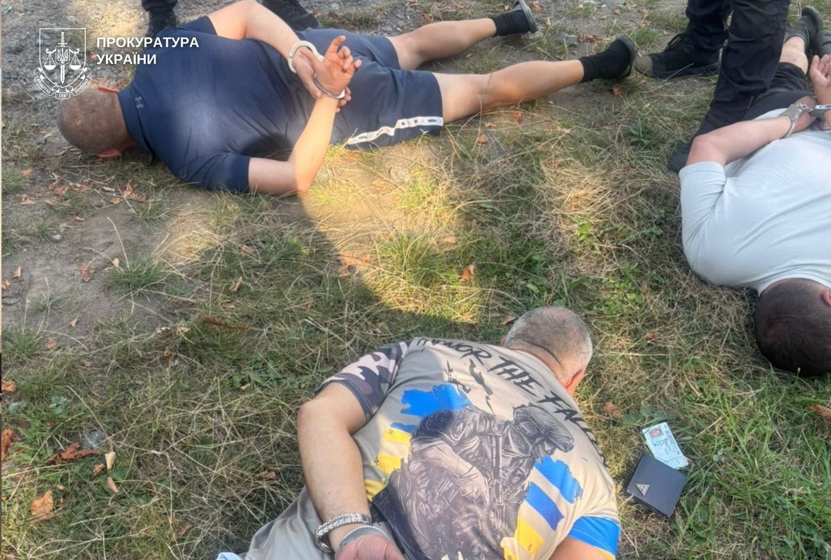 На Хмельниччині четверо рецидивістів звʼязали та пограбували пенсіонера