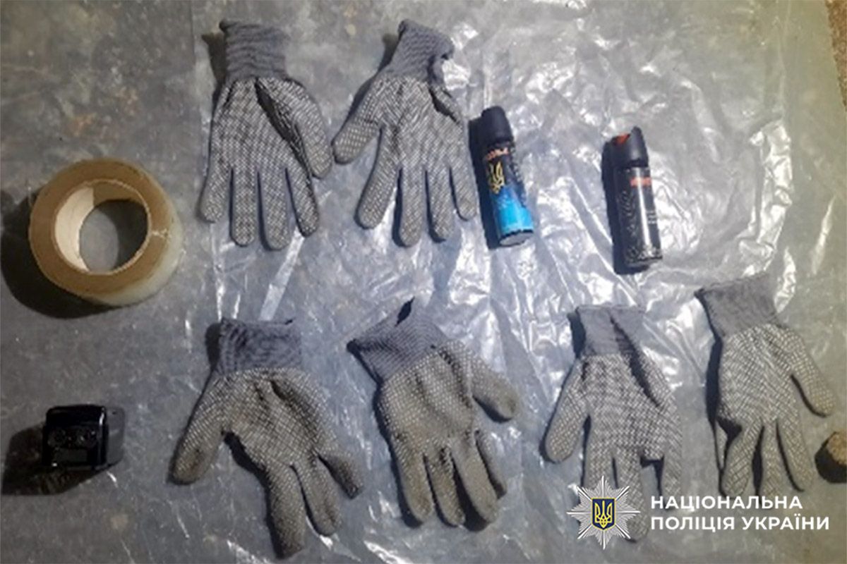 Під час обшуку в салоні авто підозрюваних виявили пістолет, викрадені гроші та ювелірні вироби (фото поліції)