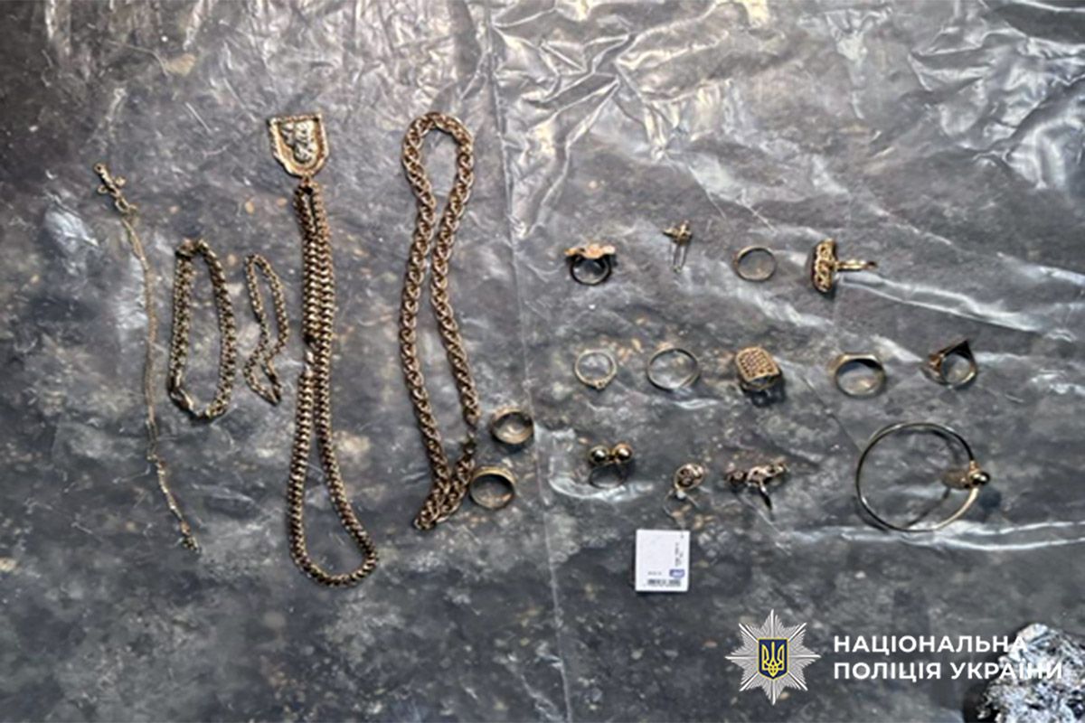 Під час обшуку в салоні авто підозрюваних виявили пістолет, викрадені гроші та ювелірні вироби (фото поліції)