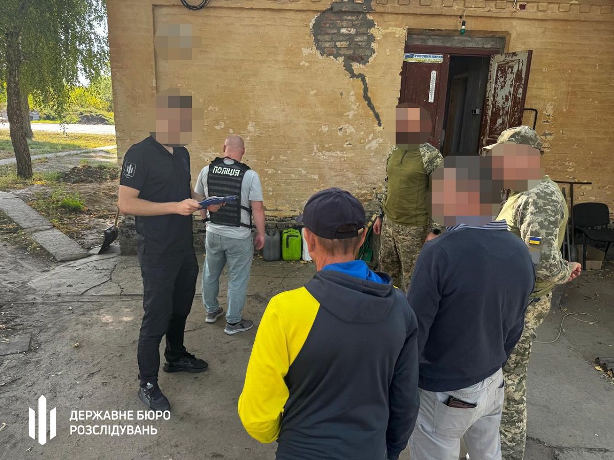ДБР затримало військових посадовців за масштабні розкрадання пального з частини
