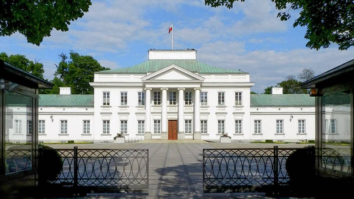 Затриманими за польоти дроном над урядовим кварталом Варшави виявились українець і білоруска