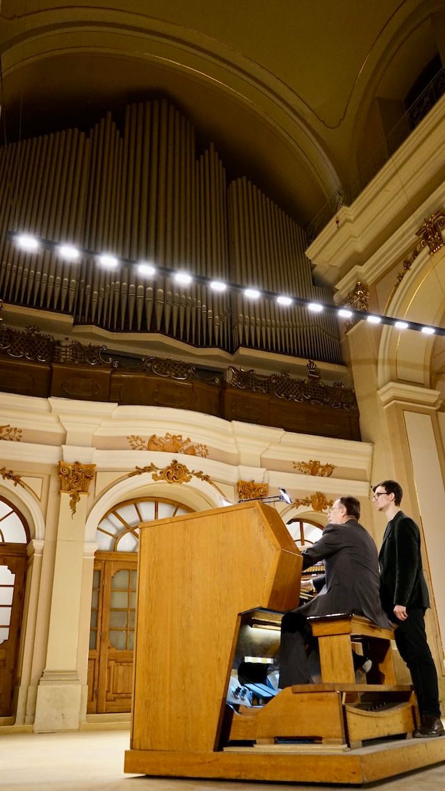 Петро Сухоцький з учнем Марком Новаковичем під час концерту у Львівському органному залі. (Фото Євгена Червоного)