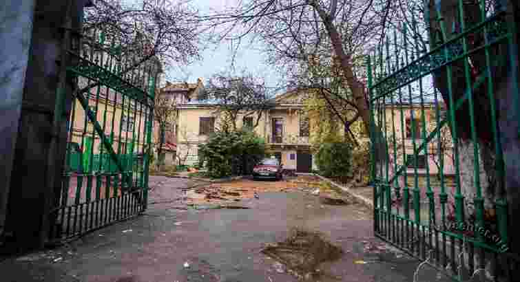 Облрада відсудила підвали бібліотеки у Львові, які мешканці використовували як житло