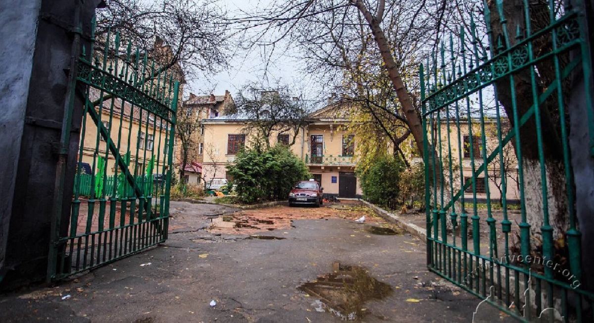 Облрада відсудила підвали бібліотеки у Львові, які мешканці використовували як житло