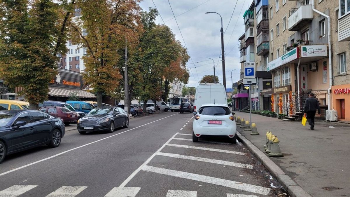 У центрі Рівного облаштують понад 60 платних паркомісць