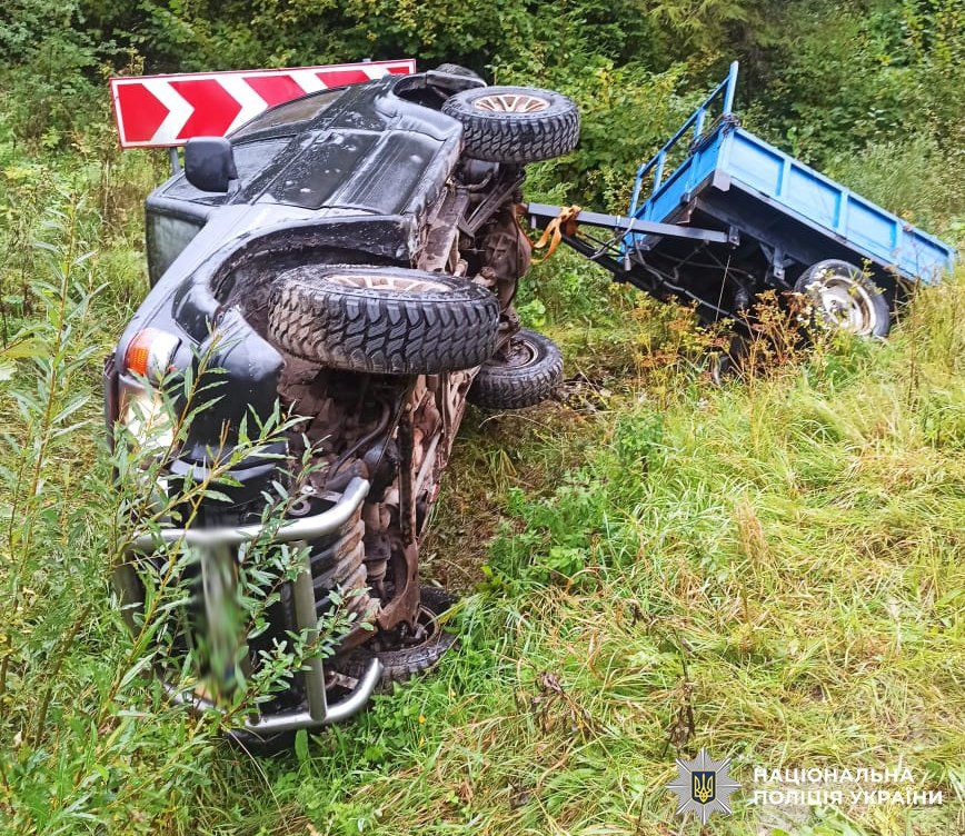 Позашляховик з'їхав в кювет і перекинувся