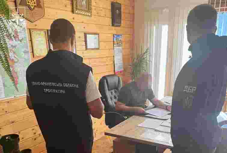 На Прикарпатті посадовців шести лісгоспів підозрюють у масштабних вирубках