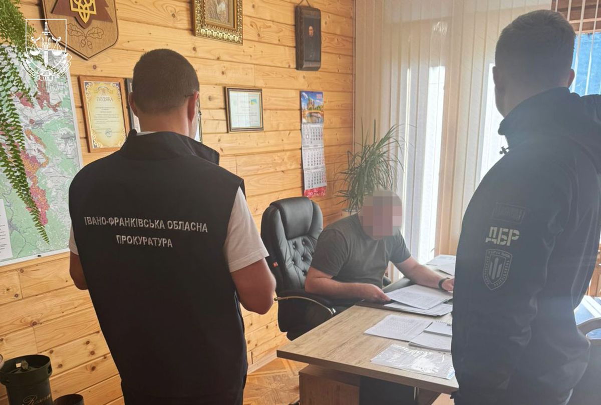 На Прикарпатті посадовців шести лісгоспів підозрюють у масштабних вирубках