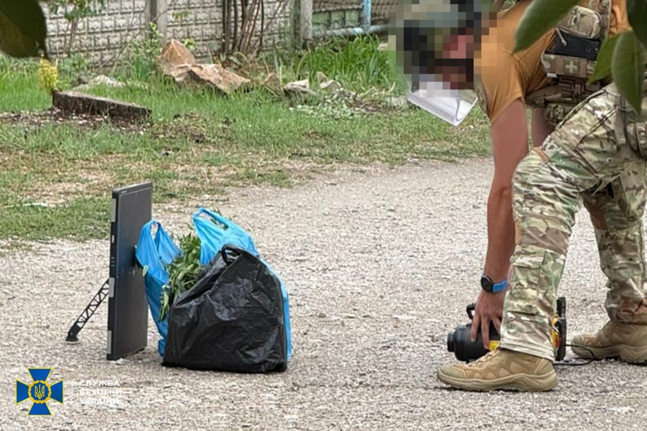 На фото військовий та вибухіка, яку вилучили в російських агентів