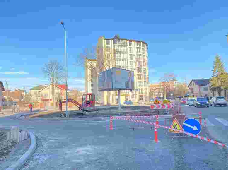 У Франківську дружина заступника мера отримала підряд на озеленення кільцевої розв'язки