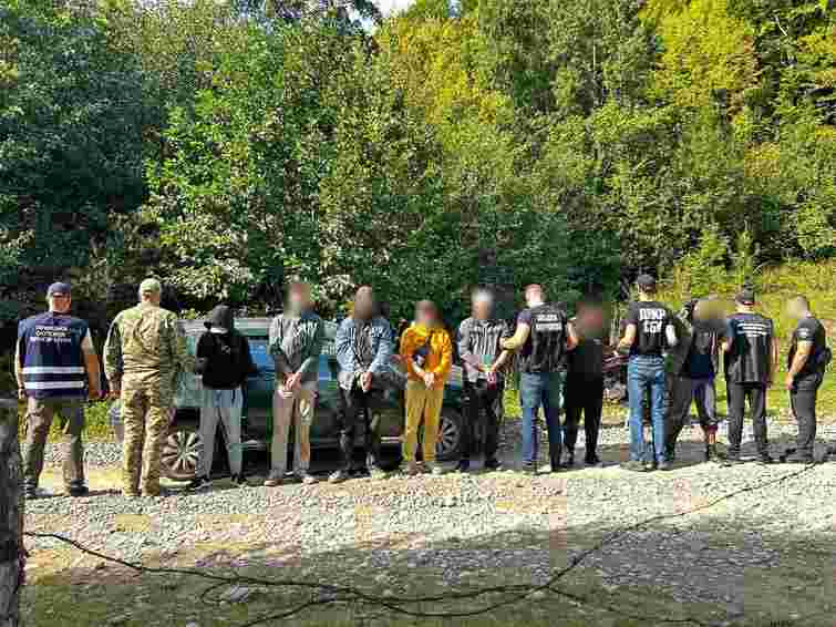 Біля Тиси затримали п’ятьох ухилянтів з різних областей і переправників на мотоциклах