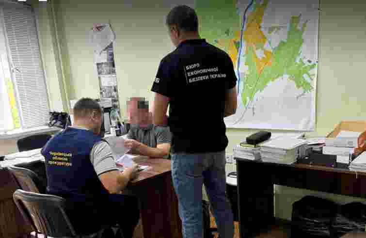 Керівник Буковинської дослідної станції отримав підозру за продаж сої за заниженою ціною