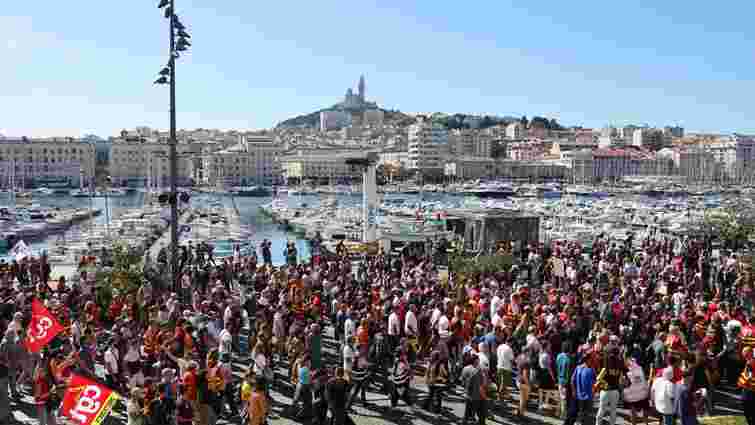 У Франції на протести проти скорочення бюджету вийшли сотні тисяч людей