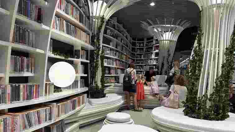 На одній із станцій метро Варшави відкрили бібліотеку: як вона виглядає