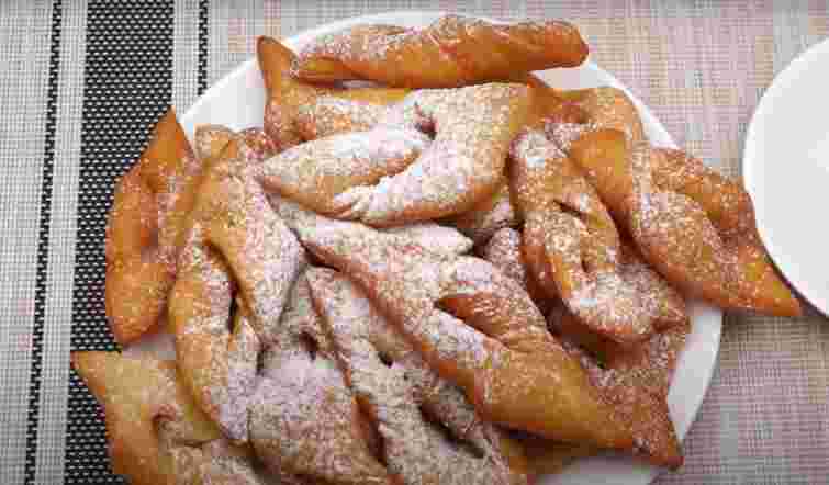 Пишні вергуни-хрустики на кефірі. Рецепт дня