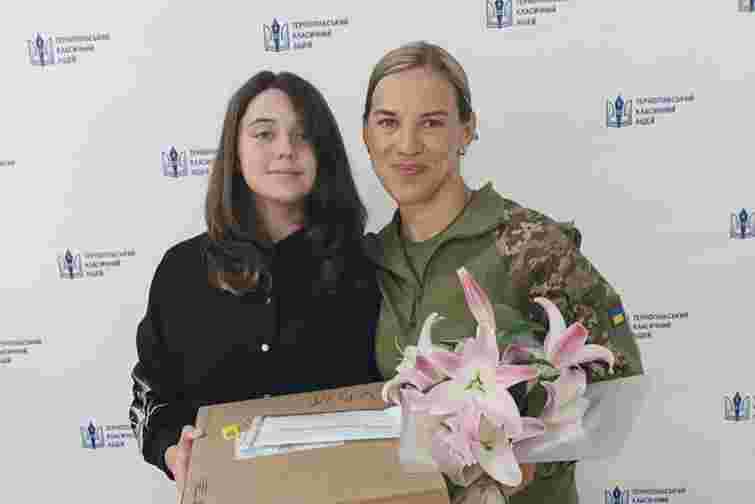 Школярка з Тернополя продавала кекси і купила для вчительки-військової термінал Starlink