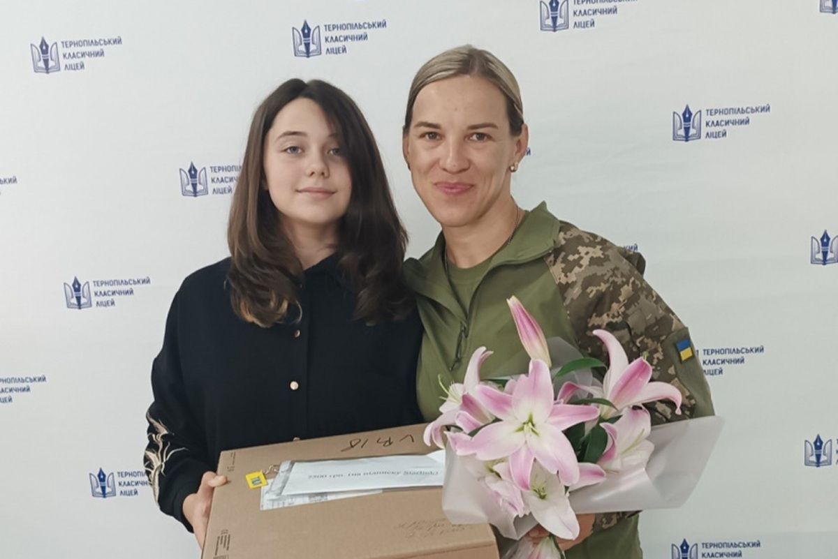Школярка з Тернополя продавала кекси і купила для вчительки-військової термінал Starlink