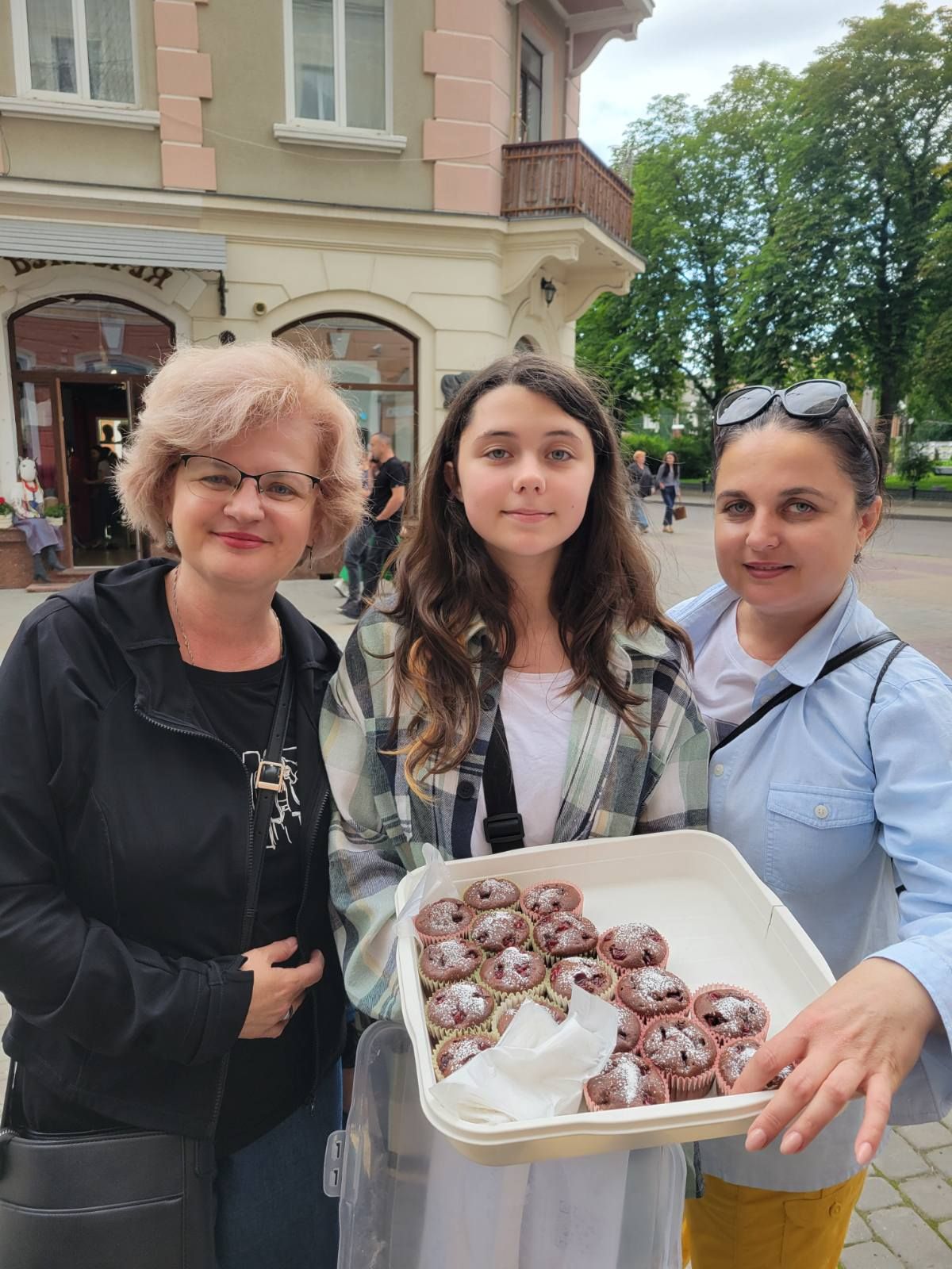 Ярослава продавала кекси на Театральній площі Тернополя