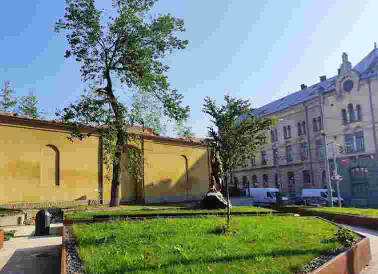 Львівʼянка поверне міській раді незаконно приватизовану землю під памʼятником ЗУНР