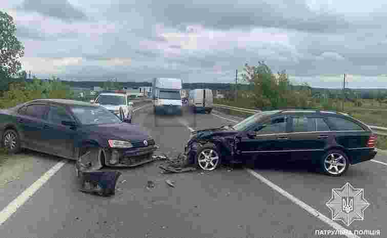 Лобова ДТП двох легковиків заблокувала рух об'їзною Львова