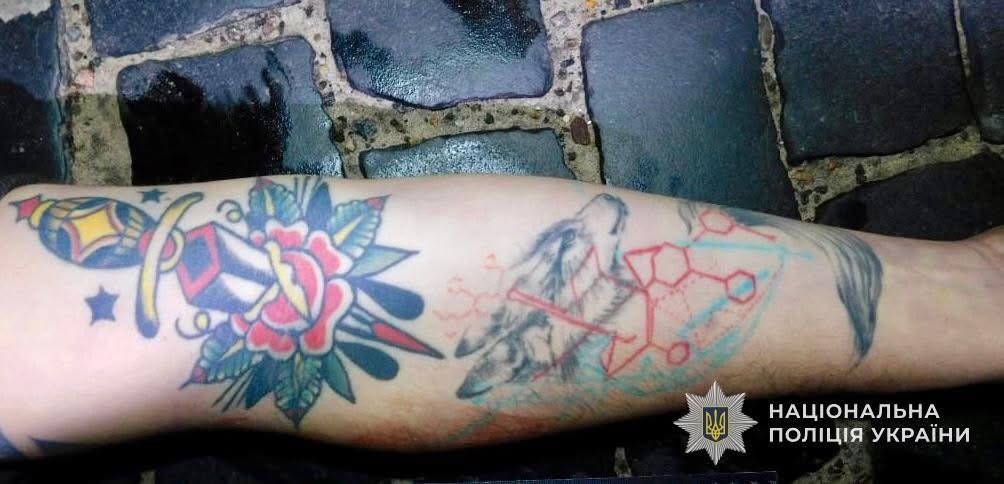 Поліція намагається встановити особу загиблого за допомогою татуювання на руці. Фото поліції