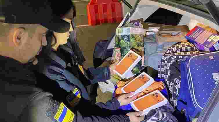 На Закарпатті митники виявили першу контрабанду iPhone 17 Pro Max