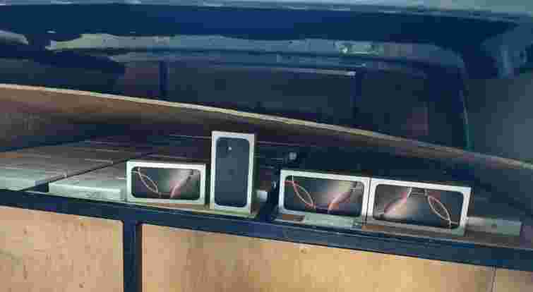 У Шегинях митники виявили контрабанду iPhone на 6 млн грн