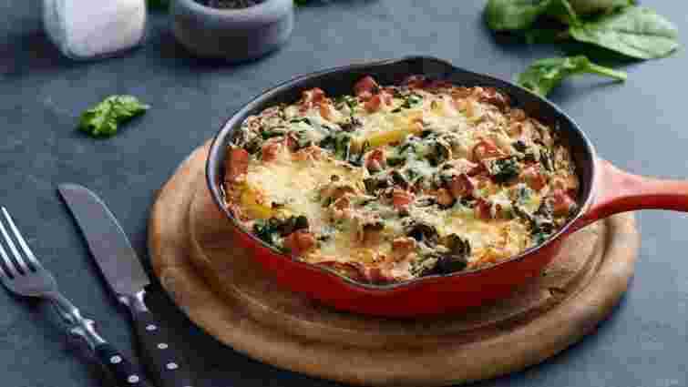 Картопляна запіканка із шпинатом і куркою нашвидкоруч. Рецепт дня