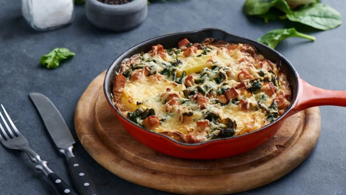Картопляна запіканка із шпинатом і куркою нашвидкоруч. Рецепт дня