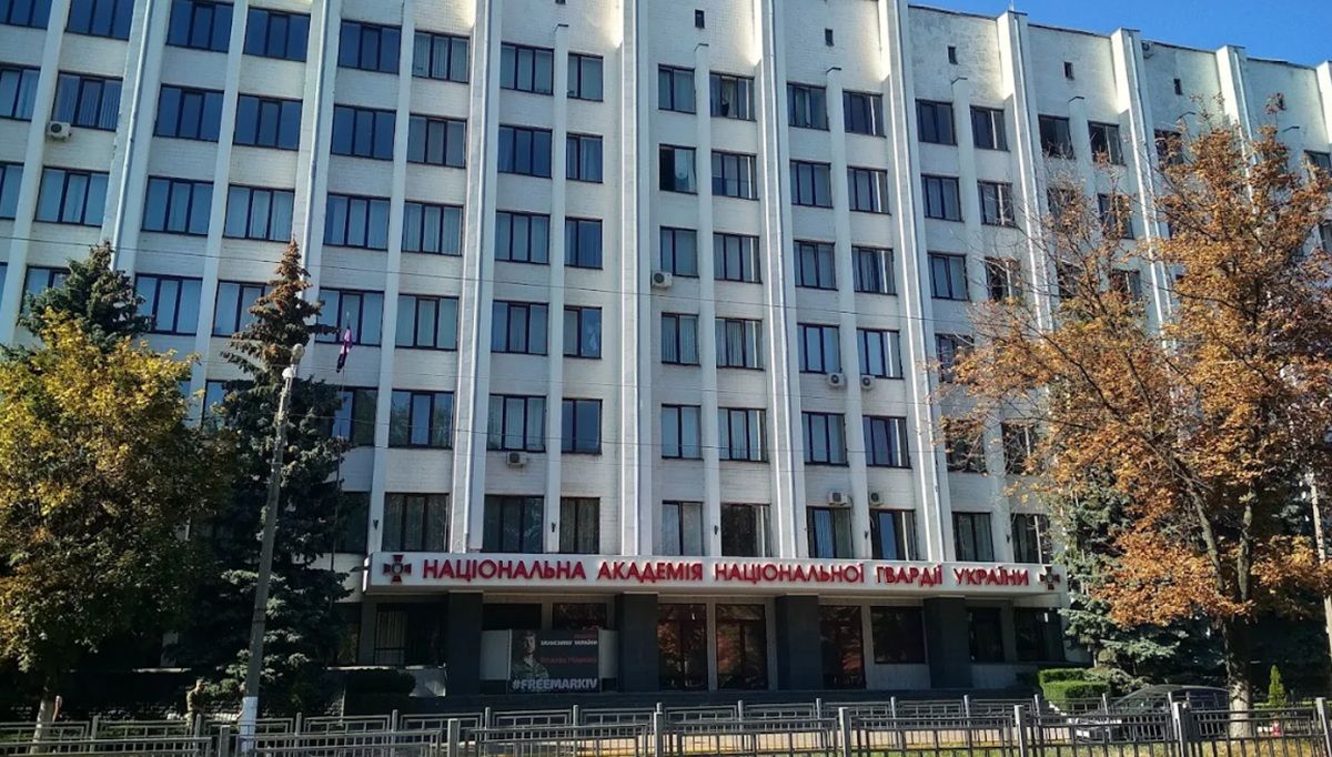Хмельницький суд зобов’язав відрахованого курсанта виплатити 297 тис. грн академії НГУ