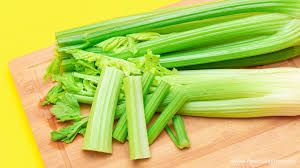 Стебла селери можна додавати в салати, супи, смузі тощо