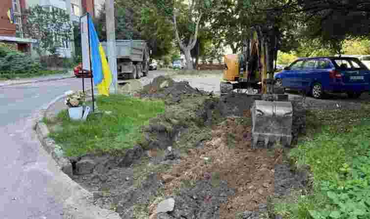 На місці вбивства Ірини Фаріон у Львові почали облаштовувати простір памʼяті