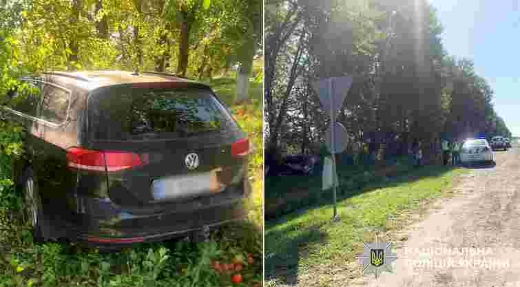 На Хмельниччині непритомний водій Volkswagen вʼїхав у дерево та загинув