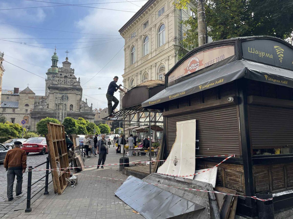 У центрі Львова демонтують ще два незаконні кіоски