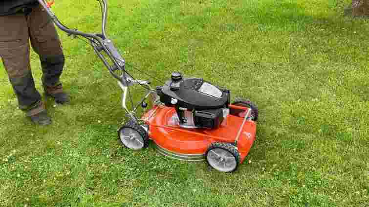 Одна помилка, яка зруйнує ваш газон: як правильно косити траву восени