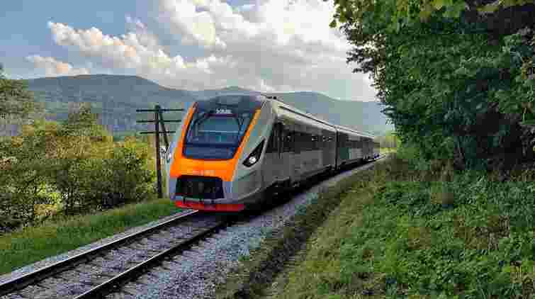 «Укрзалізниця» додала потяги в Карпати зі Львова та Франківська