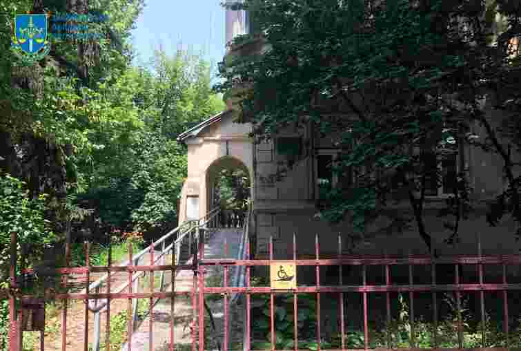 Суд зобов’язав Ужгородську мерію визнати будівлю стоматполіклініки об’єктом культурної спадщини