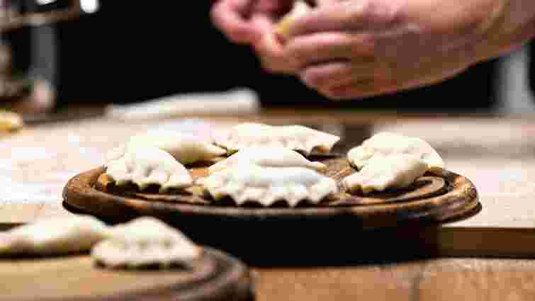 Не злипнуться і не втратять форму: як правильно варити солоні і солодкі вареники