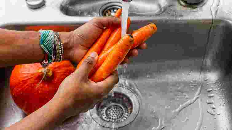 Потрібен спеціальний розчин: як правильно мити овочі та фрукти для консервації